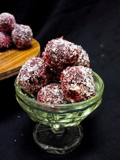 બીટ ના લાડુ (Beetroot Ladoo Recipe In Gujarati) રેસીપી મુખ્ય ફોટો