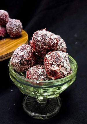 બીટ ના લાડુ (Beetroot Ladoo Recipe In Gujarati) રેસીપી મુખ્ય ફોટો