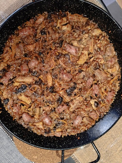 Una foto de Arroz salchichas, pollo y camagrocs (rebozuelos)