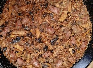 Una foto de Arroz salchichas, pollo y camagrocs (rebozuelos)