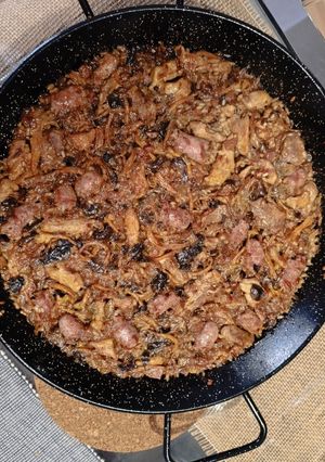 Una foto de Arroz salchichas, pollo y camagrocs (rebozuelos)