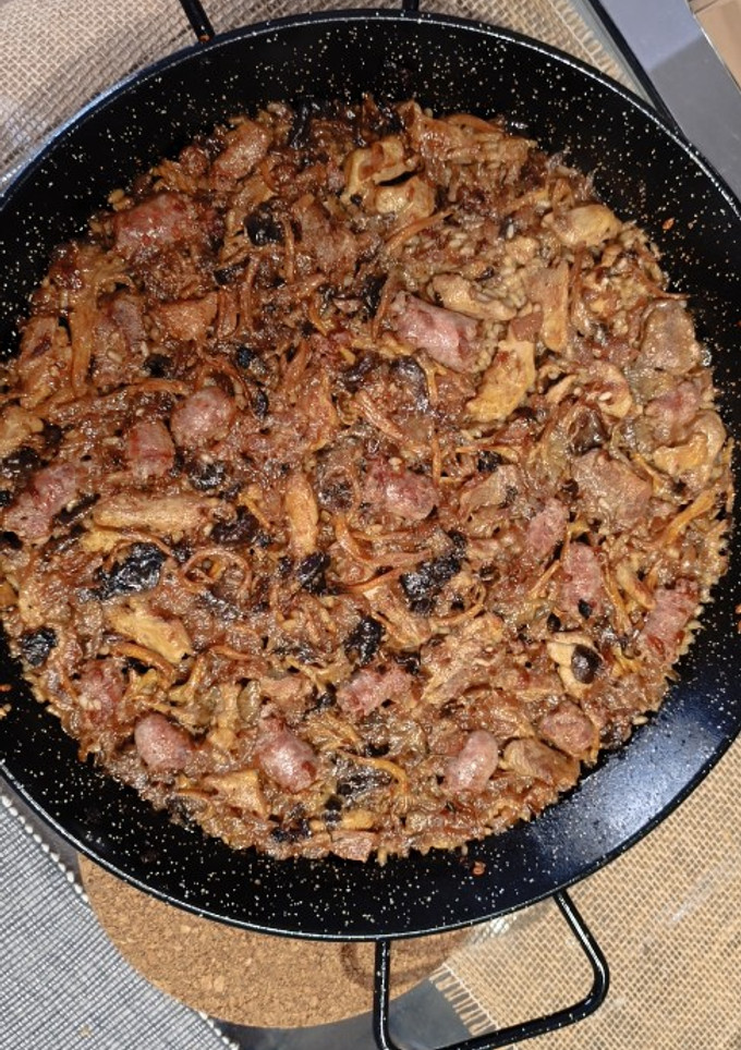 Una foto de Arroz salchichas, pollo y camagrocs (rebozuelos)