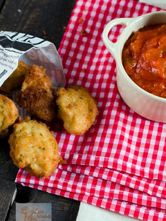 Una foto de Buñuelos de bacalao y patata con pisto