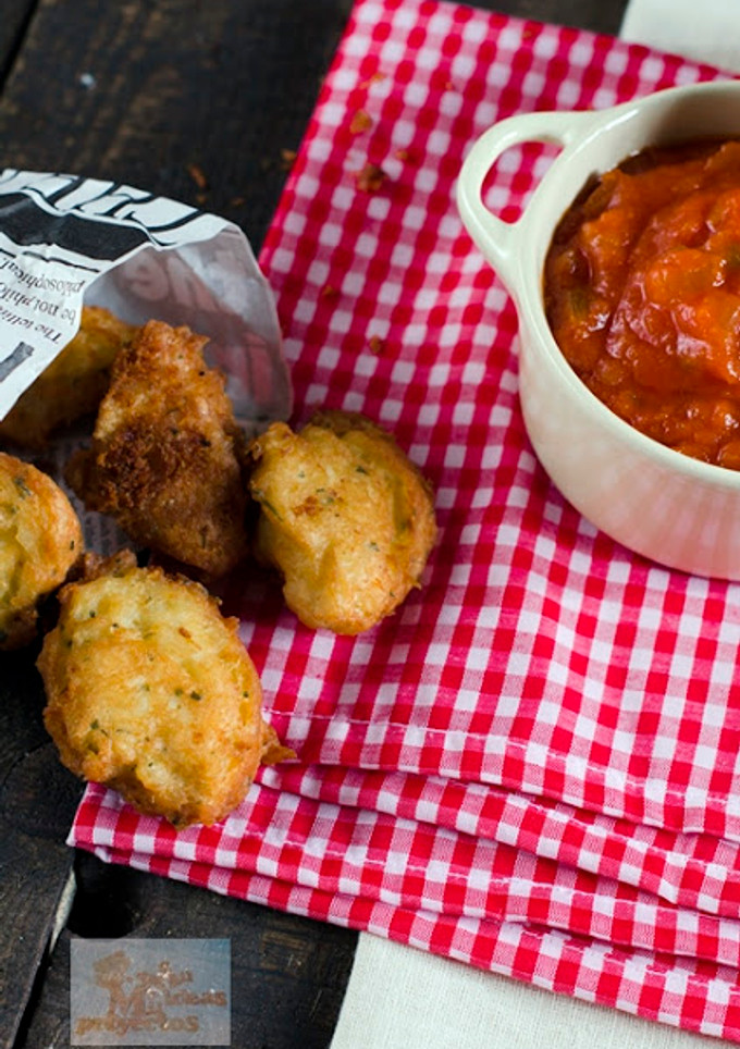 Una foto de Buñuelos de bacalao y patata con pisto