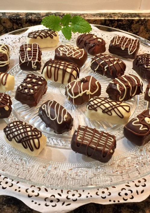 Una foto de Bombones de mazapán, rellenos de fruta escarchada