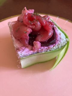 Una foto de Montaditos de queso y salmón, al estilo de Suecia