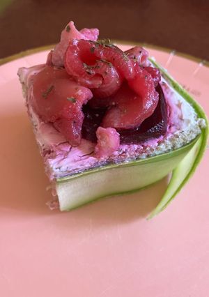 Una foto de Montaditos de queso y salmón, al estilo de Suecia