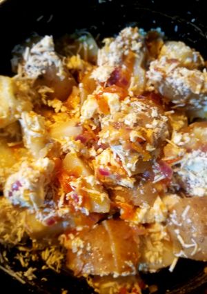 Una foto de Papas con hogao y queso