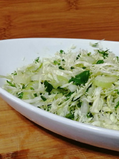 Una foto de Ensalada de repollo, apio y cilantro