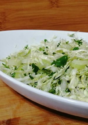 Una foto de Ensalada de repollo, apio y cilantro