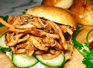 Hình của món Bánh Gà Xá Xíu Nướng + Phô Mai Kem (Slow Cooker Buffalo Chicken & Cream Cheese Buns).