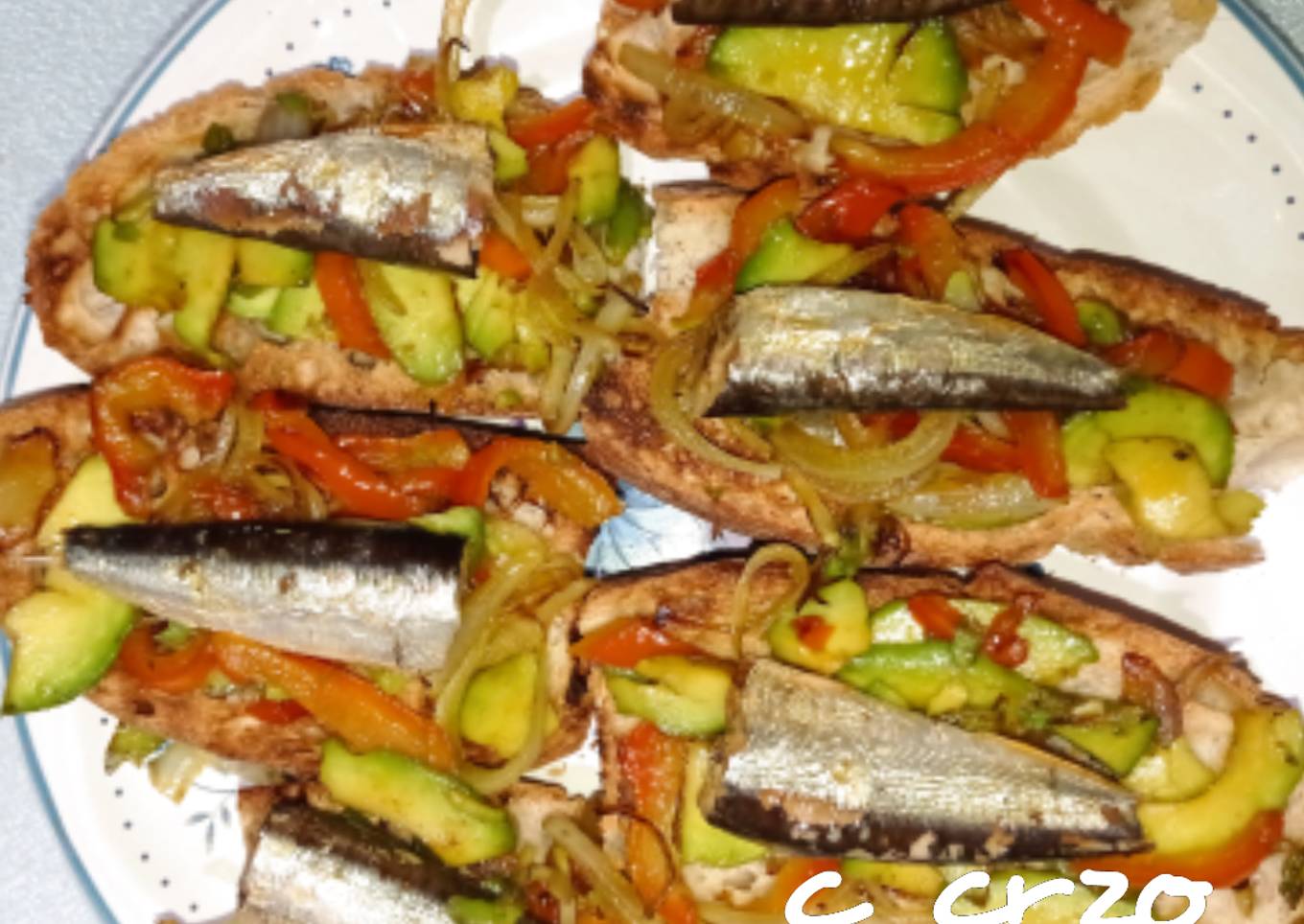 Tostada de aguacate y sardina picante