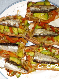 Una foto de Tostada de aguacate y sardina picante