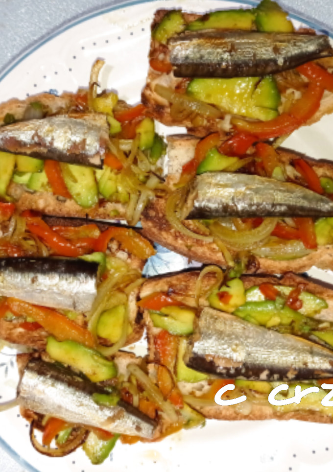 Una foto de Tostada de aguacate y sardina picante