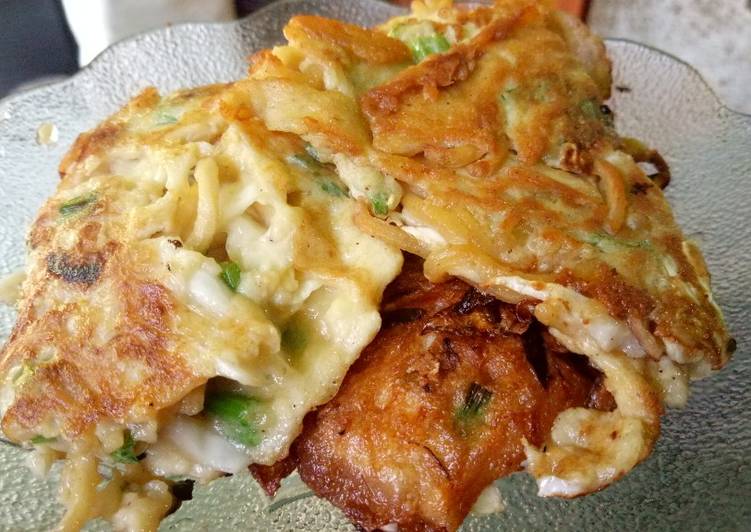  Resep  Martabak  telur  mie  goreng  oleh Nurfaizah Cookpad