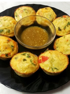 Una foto de Pastelitos Cupcakes de Verduras con Salsa de Miel y mostaza