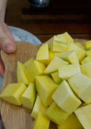 Hình của món Làm xoài lắc muối tôm tại nhà.