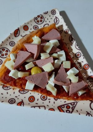 Une photo de Pizza saucisson fromages 🍕