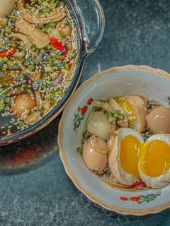 Hình của món Trứng lòng đào ngâm tương.