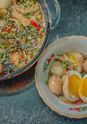 Hình của món Trứng lòng đào ngâm tương.