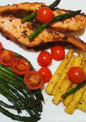 A picture of Smoked salmon with roasted asparagus,babycorns and tomatoes.
