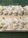 Rollitos de pollo con uvas y piñones en salsa de queso gruyére ©