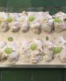 Rollitos de pollo con uvas y piñones en salsa de queso gruyére ©
