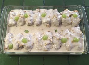 Una foto de Rollitos de pollo con uvas y piñones en salsa de queso gruyére ©
