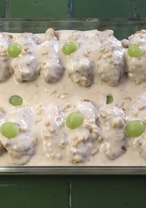 Una foto de Rollitos de pollo con uvas y piñones en salsa de queso gruyére ©