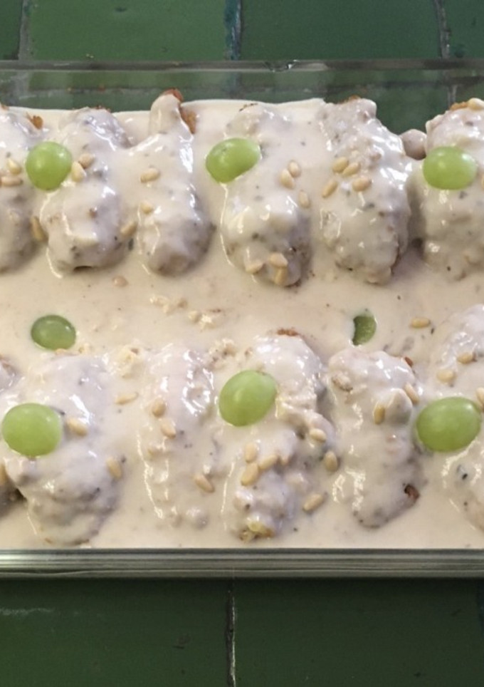 Una foto de Rollitos de pollo con uvas y piñones en salsa de queso gruyére ©