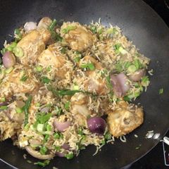 A picture of Garlic Chicken Thighs With Rice.