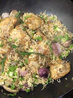 A picture of Garlic Chicken Thighs With Rice.