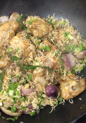 A picture of Garlic Chicken Thighs With Rice.