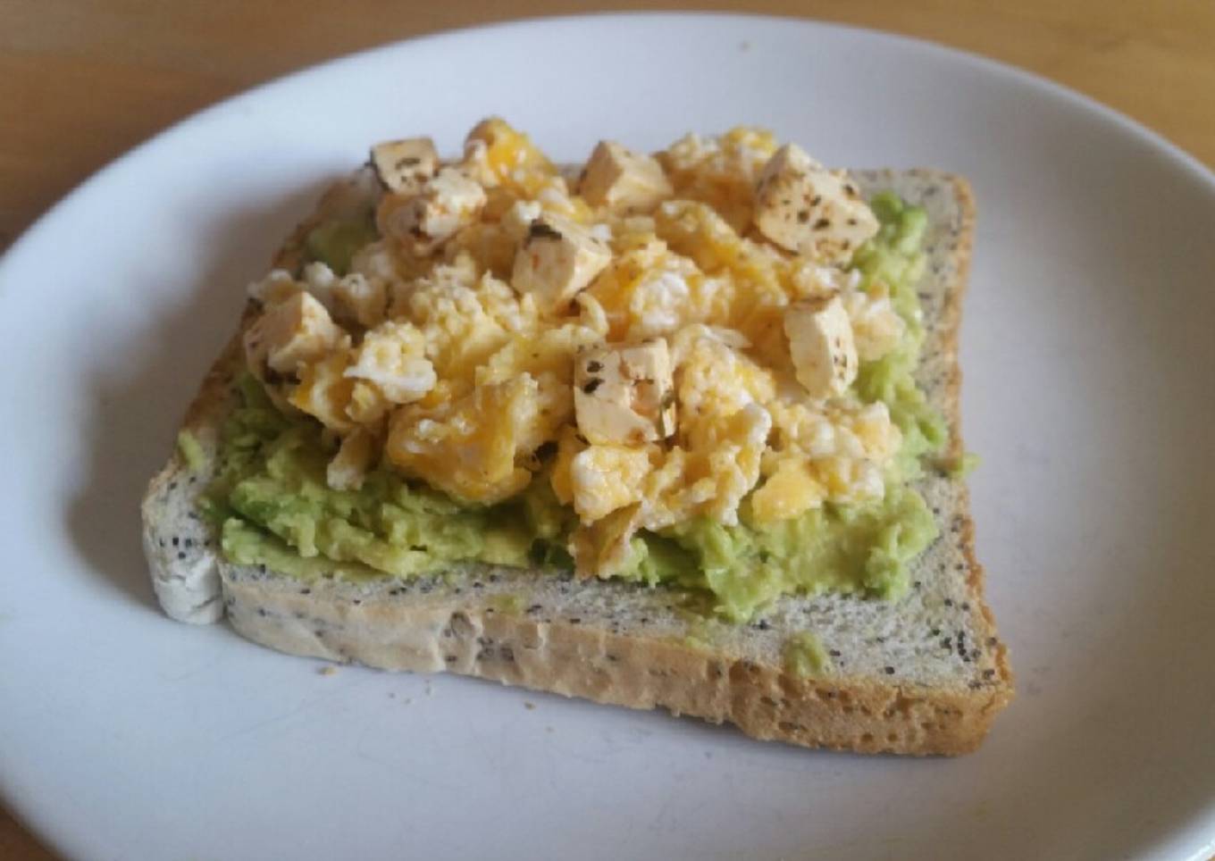 Tostadas de aguacate con huevo revuelto 🥑