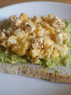 Una foto de Tostadas de aguacate con huevo revuelto 🥑