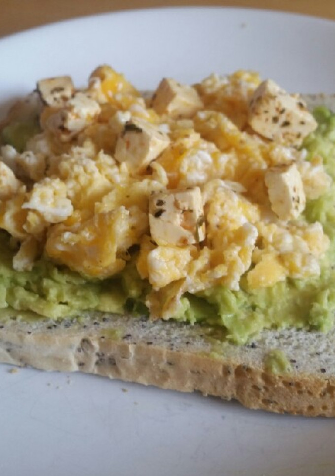 Una foto de Tostadas de aguacate con huevo revuelto 🥑