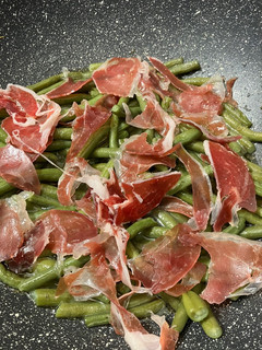 Una foto de Bajoqueta con jamón ibérico, al wok