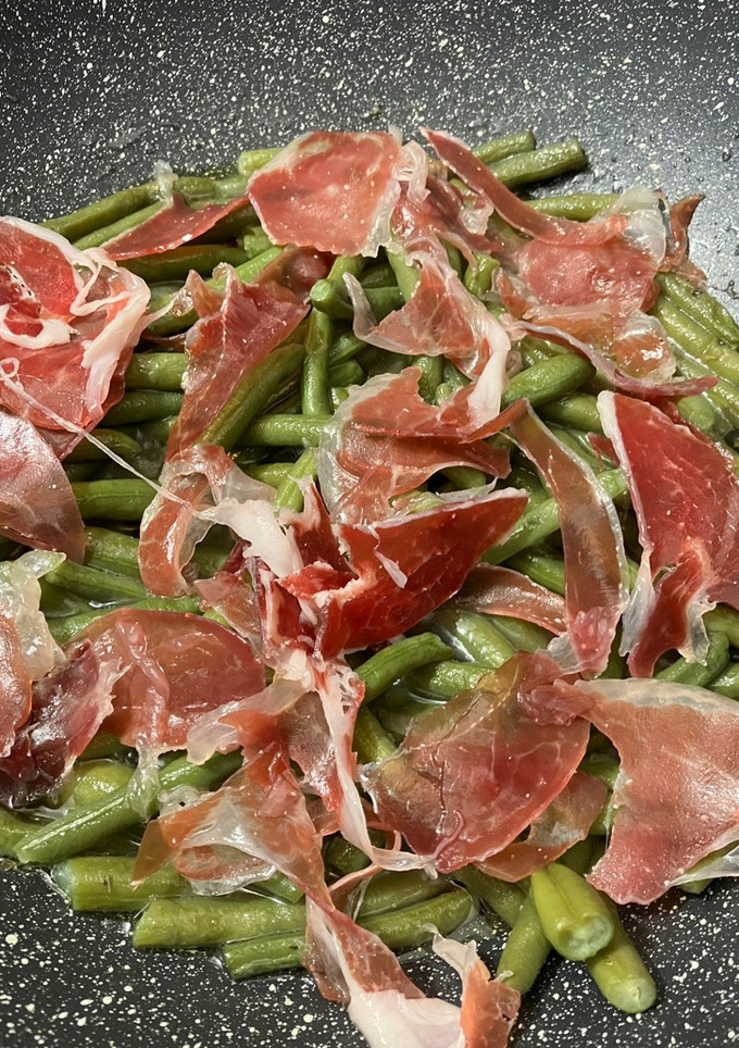 Una foto de Bajoqueta con jamón ibérico, al wok