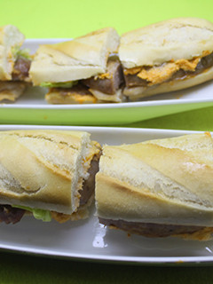 Una foto de Bocadillo de tocino y longaniza