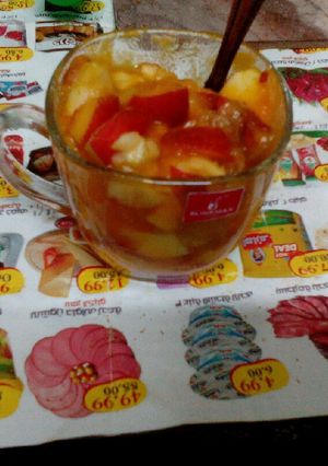 صورة لوصفة كوب فروت سلاد بعصير الجزر المسلوق التقيل 🍤🍧🍹🍷 (اختراع ياكوتش