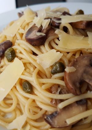 Una foto de Spaghettis con portobellos y alcaparras