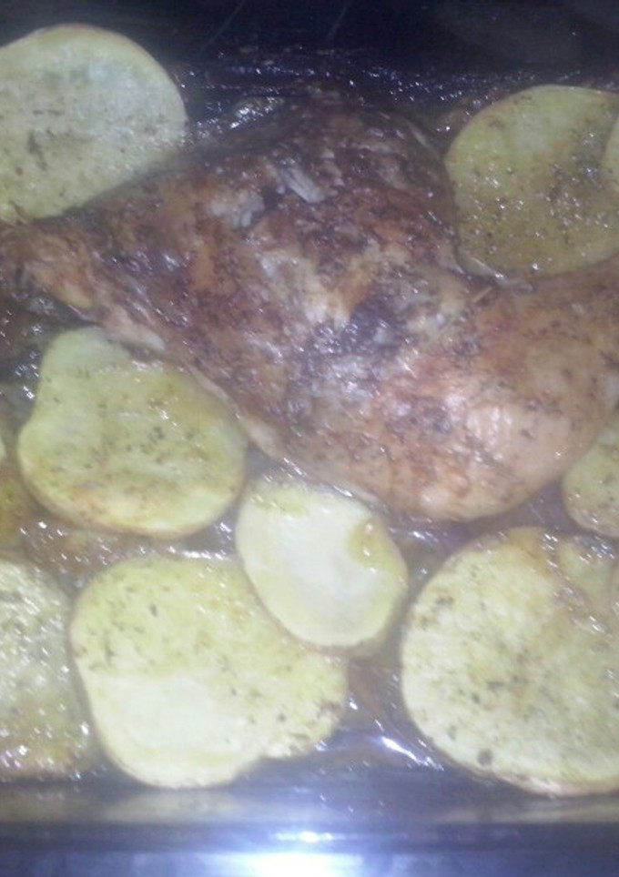 Una foto de Muslo de pollo al horno con patatas