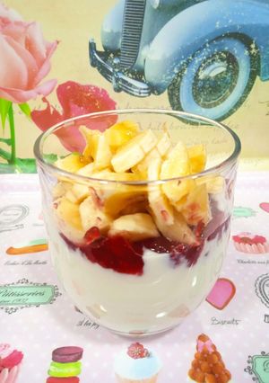Foto principal de Yogurt con mermelada y plátano
