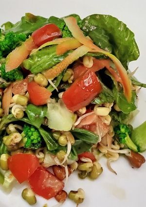 A picture of Baby spinach salad.