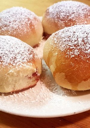 Zdjęcie przepisu Puchate bułeczki z dżemem truskawkowym 😋.