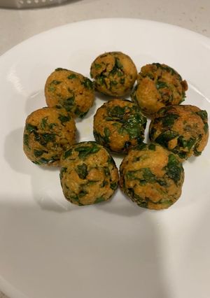 મેથી ના મુઠીયા (Methi Muthia Recipe In Gujarati) રેસીપી મુખ્ય ફોટો
