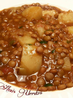 Una foto de Lentejas castellanas, con tomates y patatas