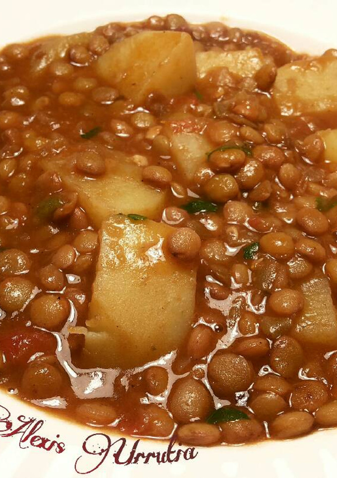 Una foto de Lentejas castellanas, con tomates y patatas