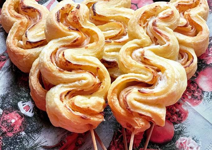 Слоеные елочки с творожным сыром и ветчиной