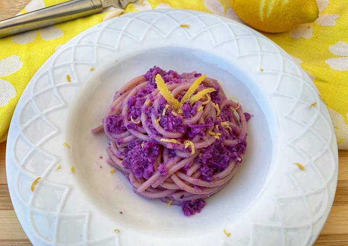 Spaghetti colorati al cavolo viola con crema di parmigiano e polvere di  pistacchio, Al.ta Cucina, Ricetta